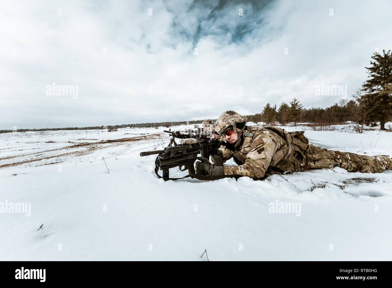 Groupe de combat Pologne donne le coup d'exploitation d'une entreprise Thunder Raider niveau équipe exercice de tir réel (CALFEX) qui comprend le mouvement au niveau du peloton de contacter vide et vivons-le-feu. L'amélioration de l'avant de l'OTAN Groupe Bataille Présence Pologne composé d'États-Unis, Royaume-Uni, croate et soldats roumains qui servent avec la 15e Brigade mécanisée polonaise comme une force de dissuasion et de défense dans le nord-est de la Pologne. L'exercice fait partie des objectifs de l'OTAN afin de démontrer l'interopérabilité de l'Alliance et d'aider chaque pays participant de maintenir l'état de préparation de ses forces. Banque D'Images