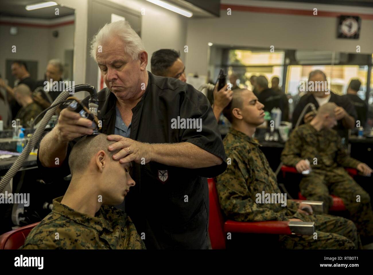 Les recrues de la Compagnie India, 3e Bataillon d'instruction des recrues, de recevoir les coupes au Marine Corps Recruter Depot San Diego, le 5 février. Recrues reçoivent une coupe hebdomadaire tout au long de la formation pour supprimer l'individualité de chaque recrue. Chaque année, plus de 17 000 hommes recrutés dans la région de recrutement de l'Ouest sont formés MCRD San Diego. L'Inde Société est prévue pour le 26 avril d'études supérieures. Banque D'Images