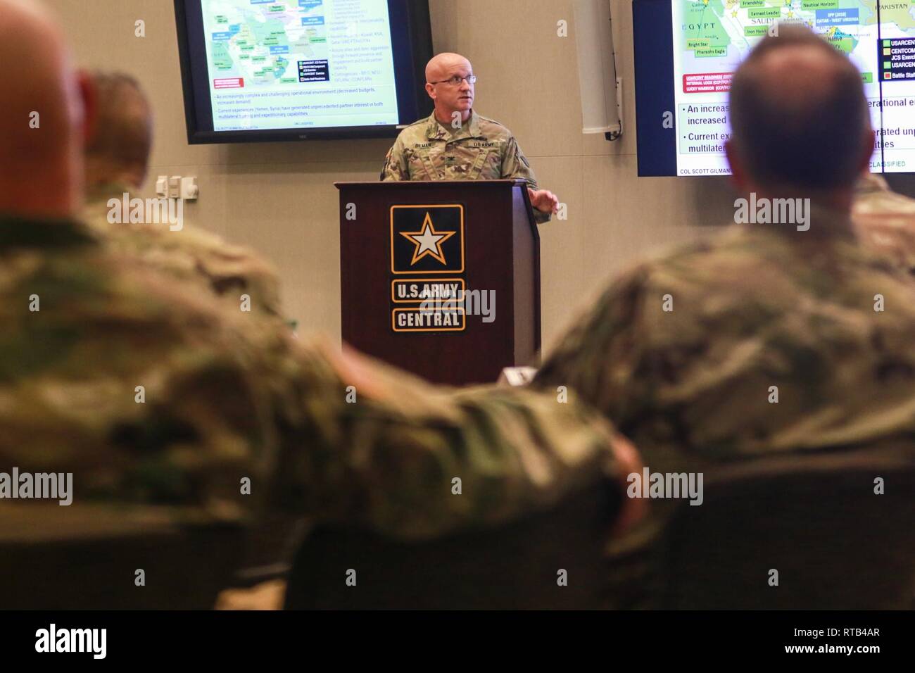 Le colonel Scott Gilman, l'armée américaine et des exercices de formation centrale chef de division, les hauts dirigeants d'USARCENT mémoires, l'armée américaine se réserve et l'armée américaine lors de l'intervention de la Garde nationale bouclier spartiate d'excellence communautaire au Forum Patton Hall sur Shaw Air Force Base, S.C., le 6 février 2019. Le premier forum a permis aux participants de discuter de l'OSS, les programmes de partenariat de l'État, les opérations actuelles et futures améliorations. Banque D'Images