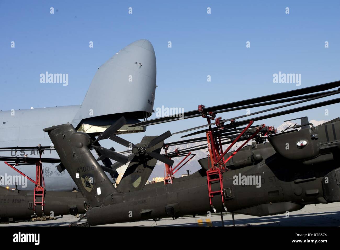 Les aviateurs, soldats, et le personnel se préparer pour charger les hélicoptères Apache en un C-5 à l'aérodrome de Bagram, en Afghanistan, le 7 février 2019. La 455 e Escadre expéditionnaire aérienne est composé de plus de 2 100 aviateurs situé à Bagram, Kandahar, Jalalabad, et d'aviation. Banque D'Images