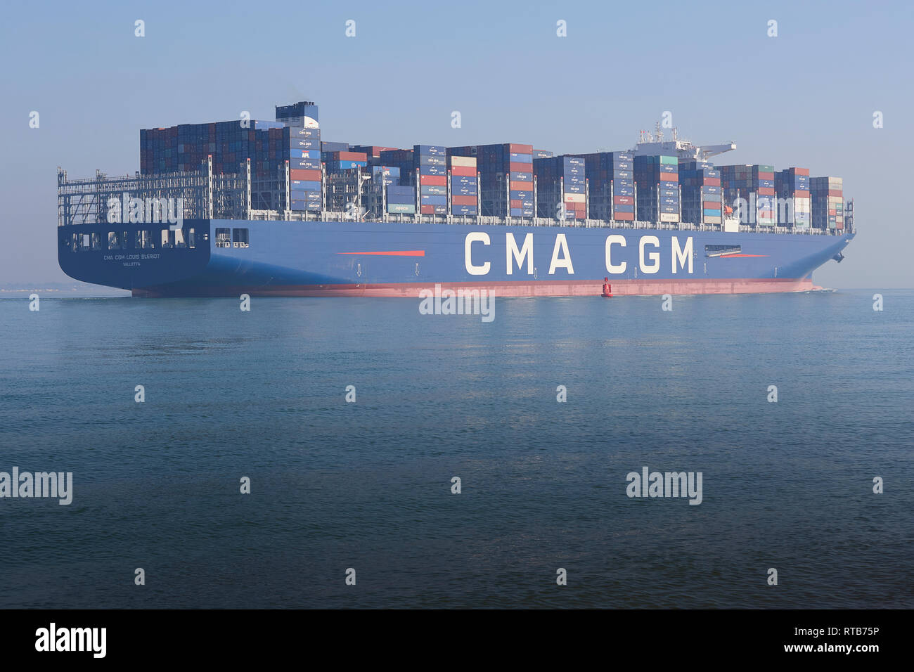 Le 400 mètres, photographie Ultra-grand-conteneurs, CMA CGM Louis Blériot, au départ du Port de Southampton, UK, En route vers Dunkerque, France. Banque D'Images