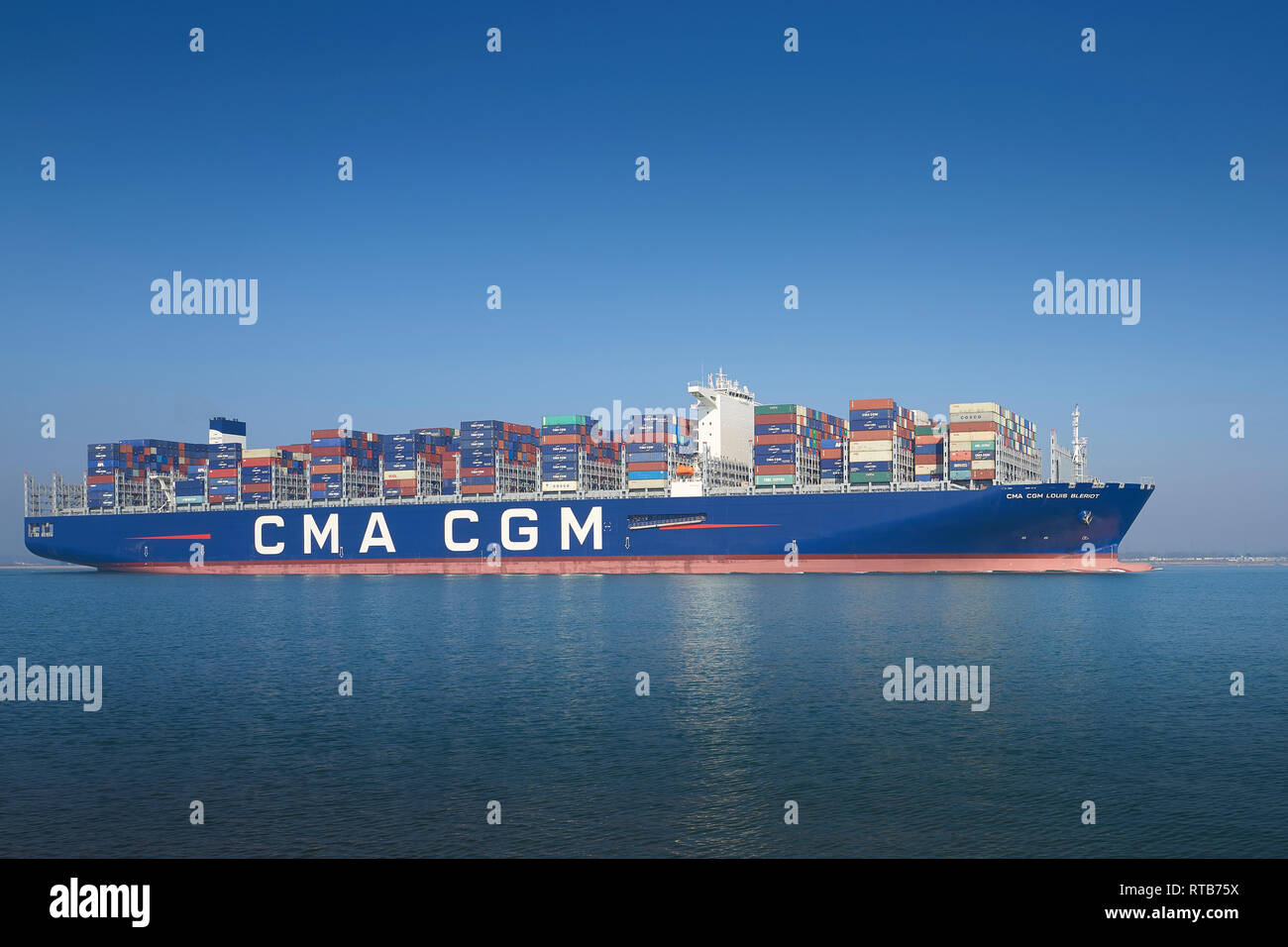 Le 400 mètres, photographie Ultra-grand-conteneurs, CMA CGM Louis Blériot, au départ du Port de Southampton, UK, En route vers Dunkerque, France. Banque D'Images
