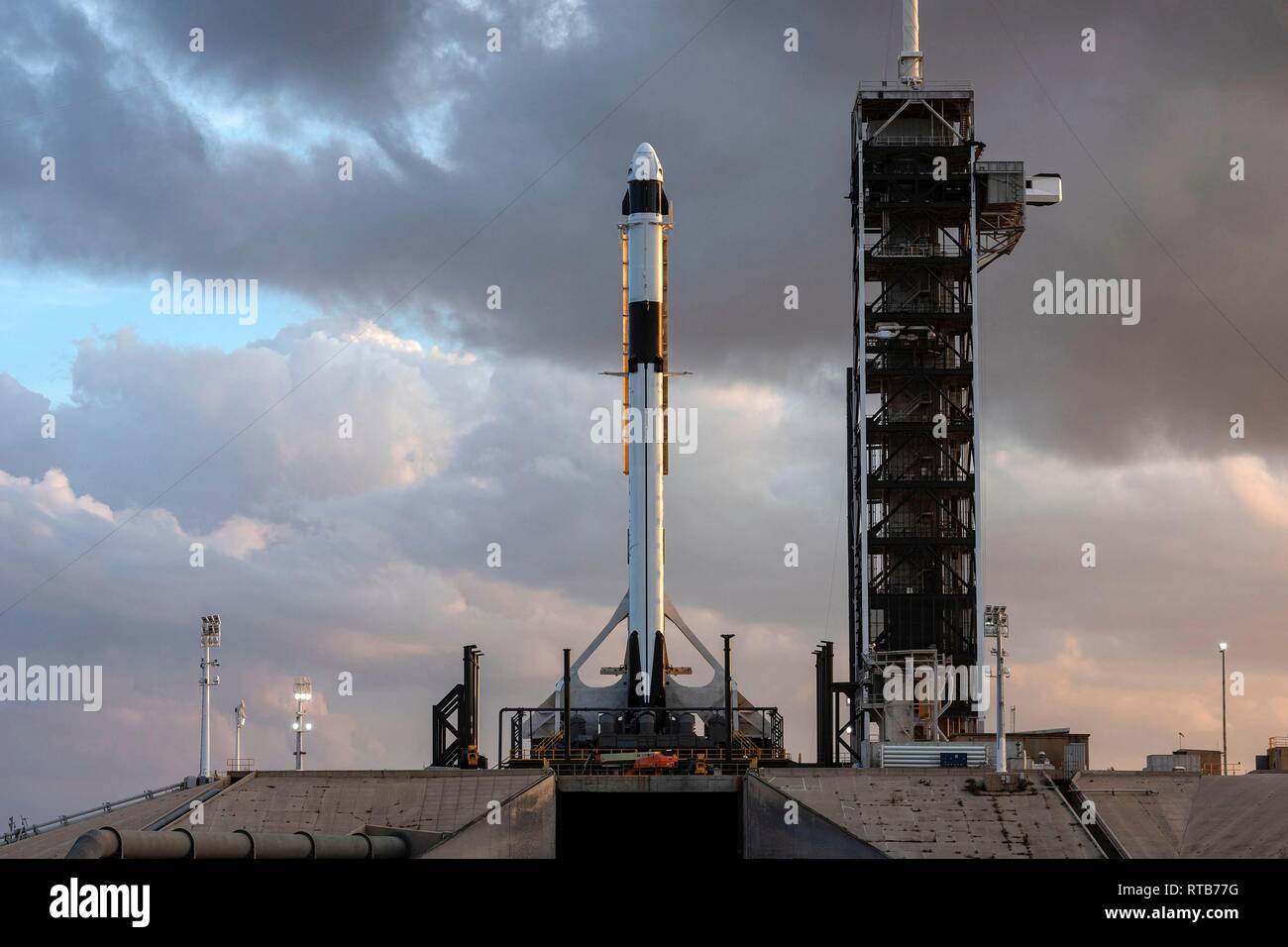 La fusée Falcon 9 SpaceX Dragon avec l'équipe commerciale démo capsule-1 attaché est prêt pour lancer au pas de tir 39A au Centre spatial Kennedy le 26 février 2019 à Cape Canaveral, en Floride. Le test de lancement de l'engin spatial non habité à la Station spatiale internationale est prévue pour le 2 mars. Banque D'Images
