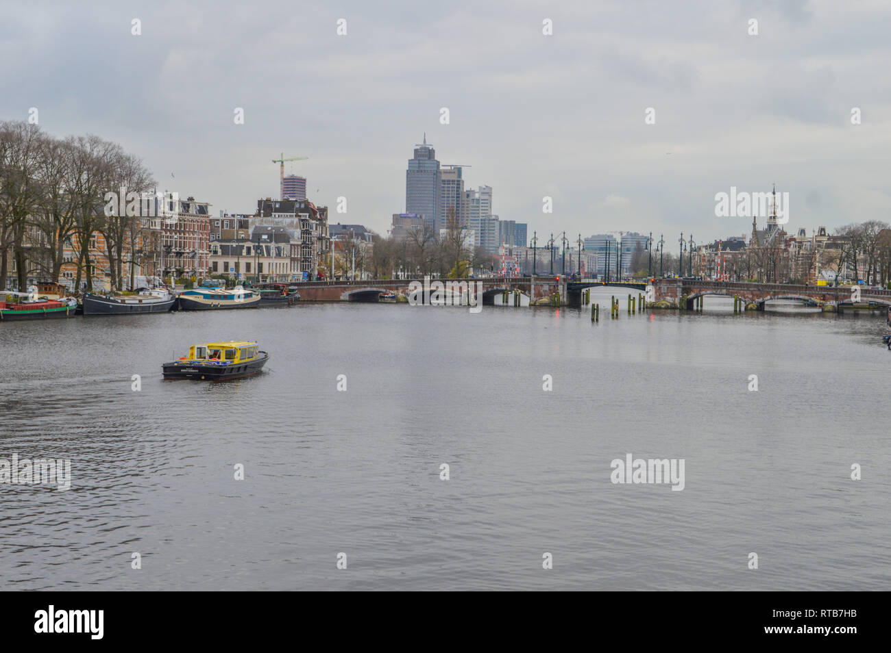 La rivière Amstel à Amsterdam aux Pays-Bas 2017 Banque D'Images