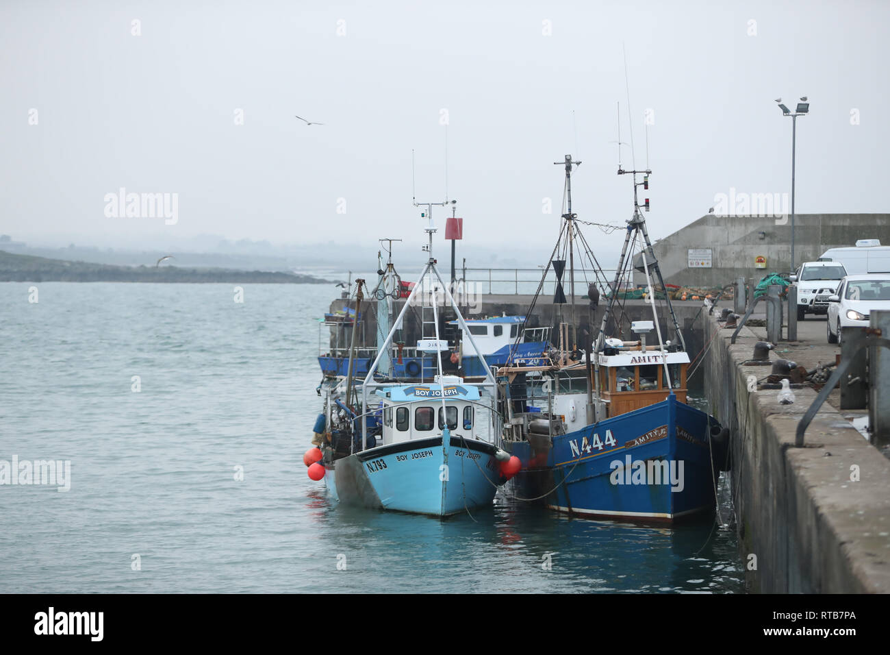 Deux navires immatriculés en Irlande du Nord les bateaux de pêche saisis par la Marine irlandaise amarrés dans le port de Clogherhead en Co Louth. Banque D'Images