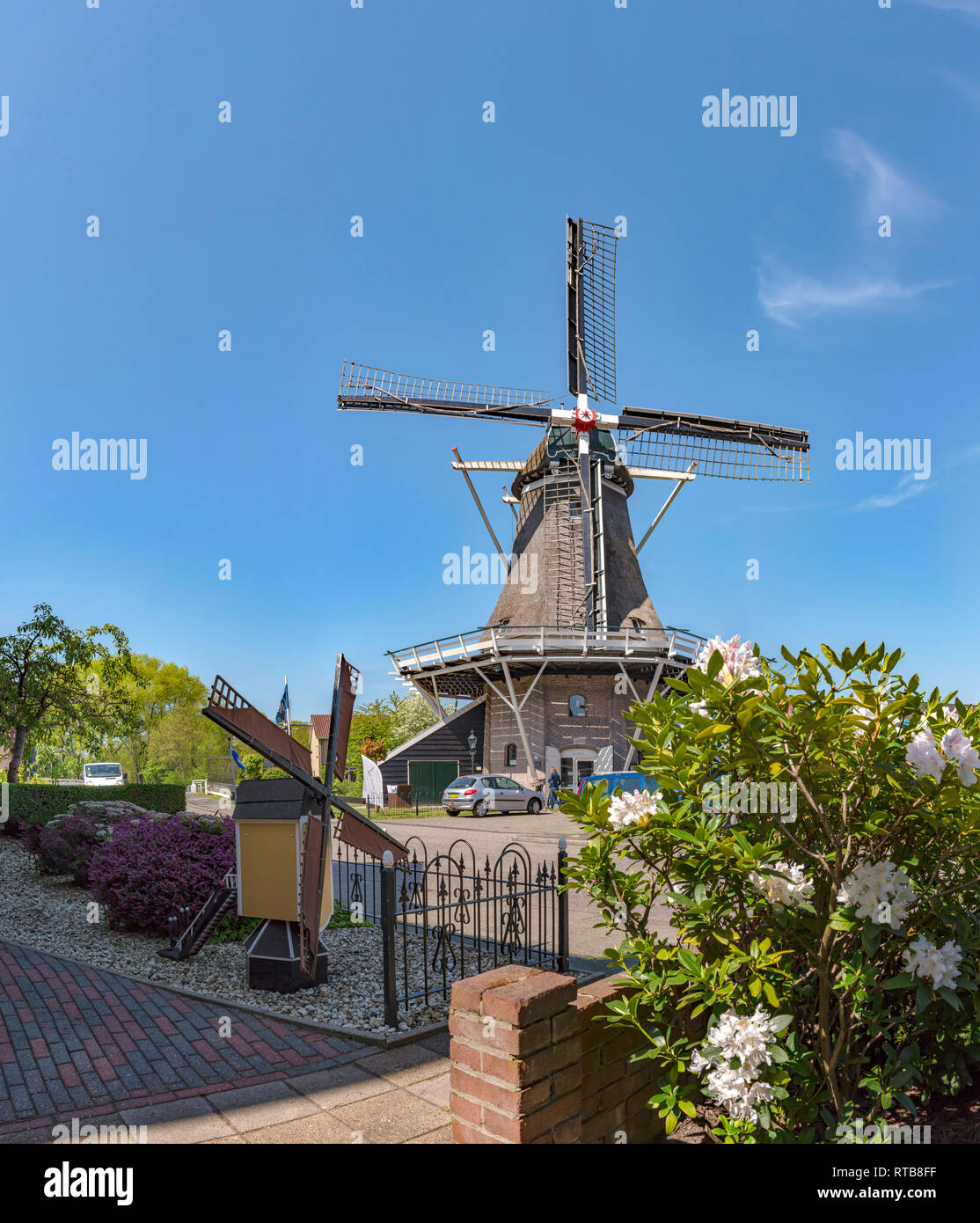Moulin appelé De Weert avec un modèle-moulin dans un jardin de devant Banque D'Images