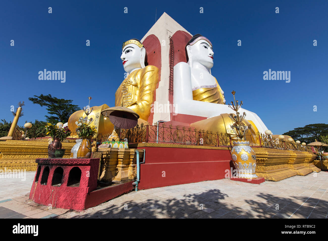 Deux des quatre célèbres Bouddhas de la Pagode Kyaikpun, Bago, le Myanmar (Birmanie). Banque D'Images