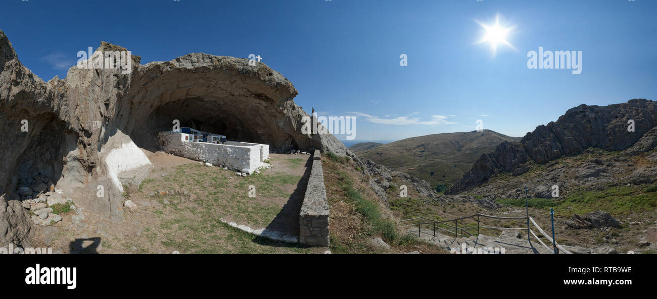 Vue panoramique de Panaghia Kakaviotissa grotte isolée de l'architecture de la chapelle situé sur mt. Thanos village.Kakavos, île de Lemnos, en Grèce. Banque D'Images