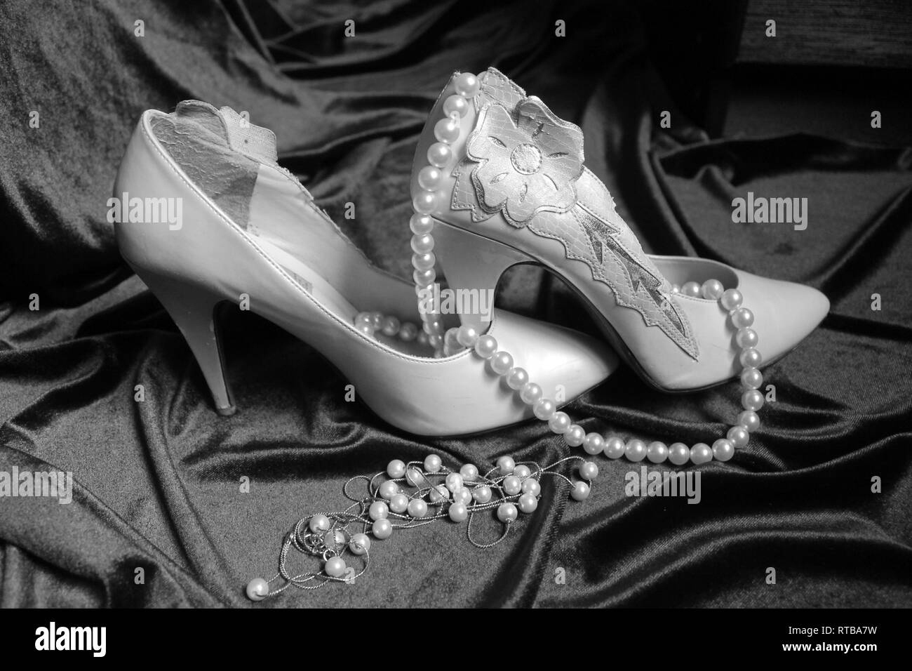 Chaussures blanc sur talons avec bijoux de perles accessoires pour braid Banque D'Images