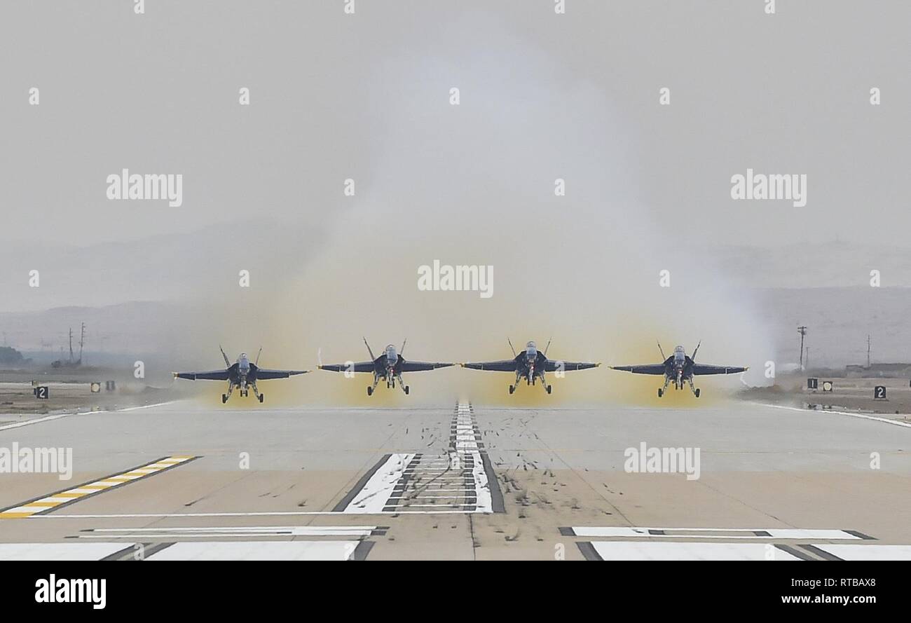 EL CENTRO, en Californie (fév. 2, 2019) l'Escadron de démonstration en vol de la Marine américaine, les Blue Angels, les pilotes de diamants de congés pour un vol d'entraînement à la Naval Air Facility (NAF) El Centro. Les Anges bleus mènent à la formation d'hiver NAF El Centro, en Californie, en préparation de la saison 2019. L'équipe est prévue pour effectuer des démonstrations en vol 61 à 32 endroits au pays pour mettre en valeur la fierté et le professionnalisme de la US Navy et du Marine Corps pour le public américain. Banque D'Images