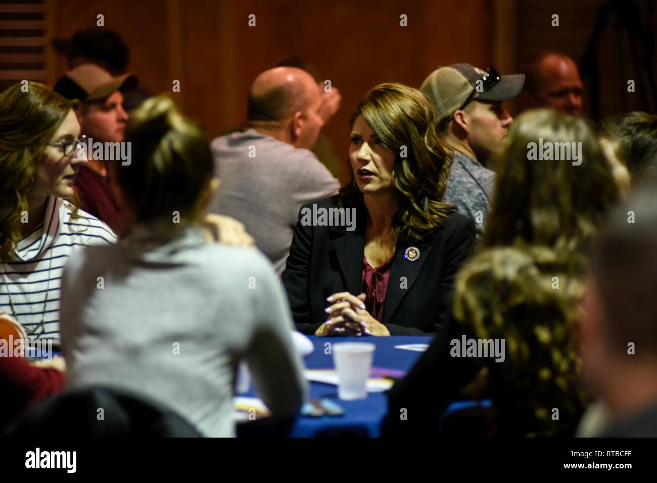 Gov. Kristi Noem, 33e gouverneur du Dakota du Sud, parle avec la 114e Escadre de chasse au cours d'une cérémonie de bienvenue des aviateurs à Sioux Falls, S.D., le 3 février 2019. La cérémonie a eu lieu à reconnaître les aviateurs de la 114e Escadre de chasse qui ont déployés dans le cadre de l'état de l'air le plus important et l'espace expeditionary force (AEF) mission. Banque D'Images