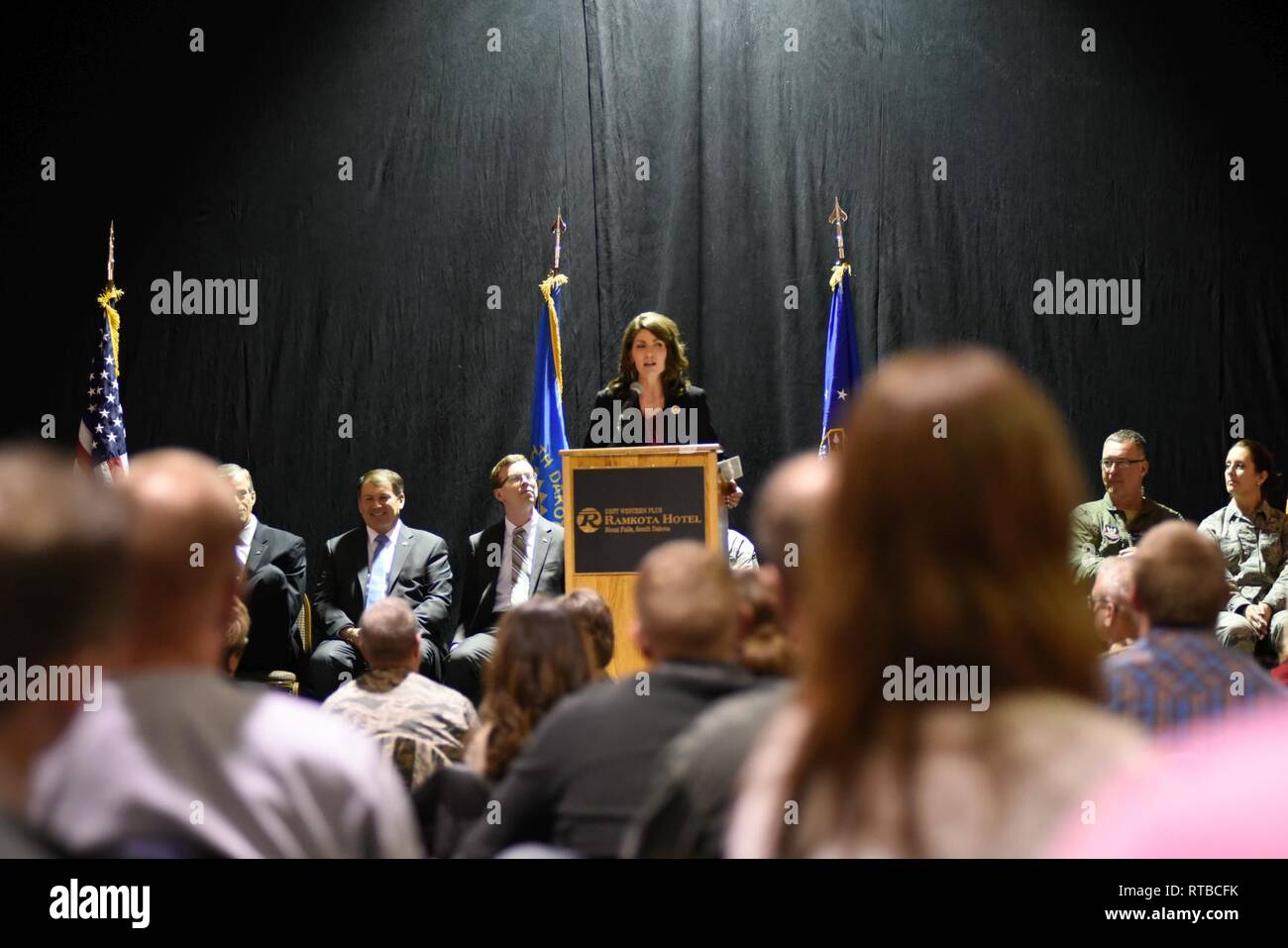 Gov. Kristi Noem, 33e gouverneur du Dakota du Sud, parle avec la 114e Escadre de chasse au cours d'une cérémonie de bienvenue des aviateurs à Sioux Falls, S.D., le 3 février 2019. La cérémonie a eu lieu à reconnaître les aviateurs de la 114e Escadre de chasse qui ont déployés dans le cadre de l'état de l'air le plus important et l'espace expeditionary force (AEF) mission. Banque D'Images