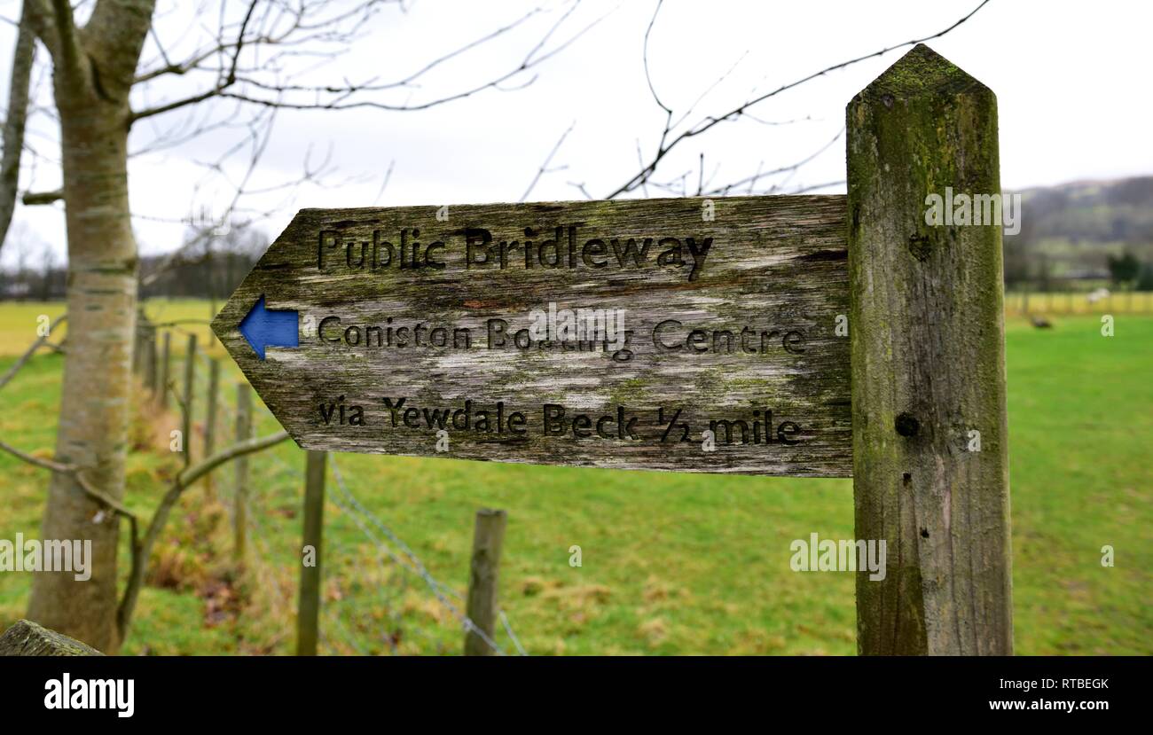 Public Coniston bridleway signe, Lake District, Cumbria, England, UK Banque D'Images