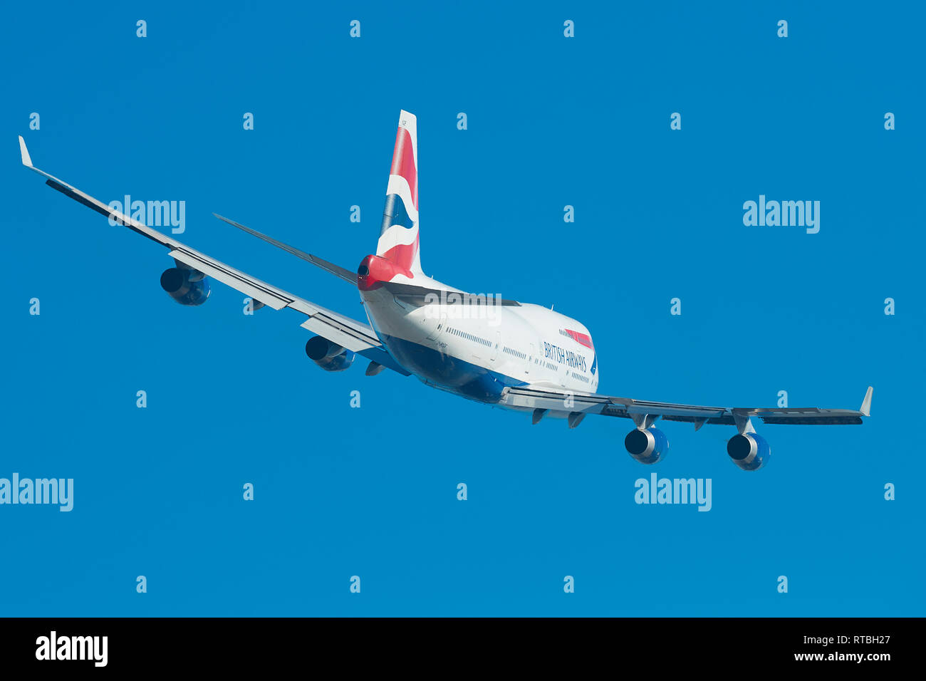 Un Boeing 747-400 de British Airways en tant que banques elle grimpe loin de l'aéroport d'Heathrow à Londres, Royaume-Uni. Banque D'Images