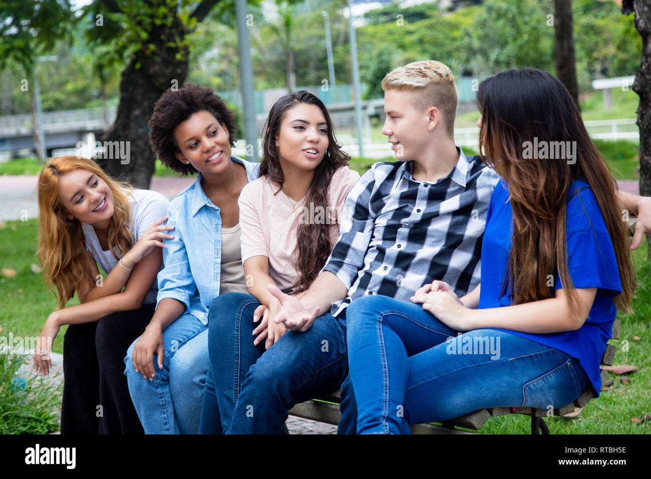 Groupe de parler d'Amérique latine et d'Afrique les jeunes adultes en plein air sur le campus de l'université Banque D'Images
