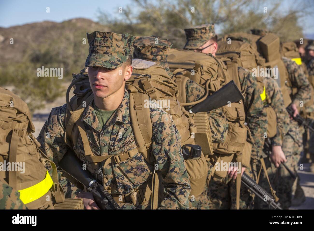 Les Marines américains et les marins stationnés sur Marine Corps Air Station Yuma (MCAS) participer à l'opération "pilier" de Yuma (Arizona), 7 février 2019. L'opération est un réseau fédérateur de l'unité exercice trimestriel destiné à renforcer l'Esprit du guerrier dans la non-commisioned officiers (s/off) et promouvoir la cohésion entre eux. L'exercice consistait en une randonnée avec le Siège et l'Escadron (H&HS) commandant et le sergent-major par intérim, plusieurs classes, et une nuit de guerriers. Inclus des cours de formation de compensation salle simulée, modèle de terrain de la formation, des dispositifs explosifs de circonstance (IED), une formation Banque D'Images