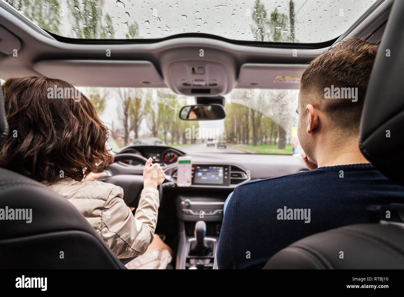 Heureux homme assis sur une voiture Banque de photographies et d’images ...