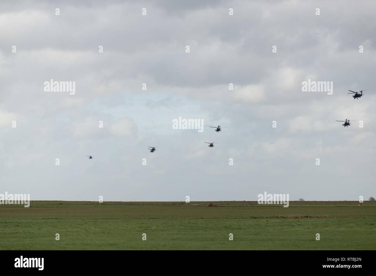 L'armée américaine d'hélicoptères AH-64 Apache à partir de la 1re Brigade d'aviation de combat, 1re Division d'infanterie, quittent la base aérienne de Chièvres, Belgique, 7 février 2019. La Base Aérienne de Chièvres a servi comme une zone d'étape intermédiaire avant la 1re Brigade d'aviation de combat se déploie à l'Allemagne, la Pologne, la Lettonie et la Roumanie pendant neuf mois pour former avec les partenaires de l'OTAN à l'appui de la résolution de l'Atlantique. Banque D'Images