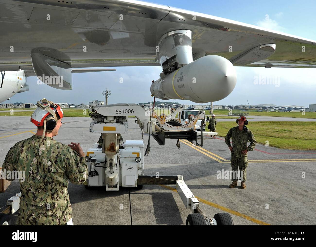 L'Okinawa, Japon (fév. 8, 2019) - 2e classe Joseph Ordnanceman Aviation Moreland, gauche, fixés à l'Escadron de patrouille des épéistes 47, dirige le téléchargement d'un sol-air missile 84 par une unité de chargement/manipulation de munitions 83 Groupe de travail mensuel au cours d'un contrôle de la compétence d'armes. Le 'Golden Swordsmen' sont actuellement déployés à la base aérienne de Kadena à Okinawa, au Japon la conduite de reconnaissance et de patrouille maritime et des opérations de sensibilisation théâtre aux États-Unis 7e flotte (C7F) zone d'opérations à l'appui du commandant, Force opérationnelle 72, C7F, et américaines du Pacifique objectifs tout au long de Banque D'Images