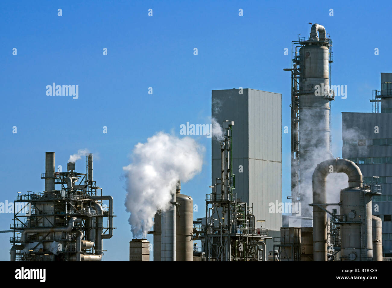 La fumée des cheminées à Industrial Estate montrant la production chimique BASF site dans le port d'Anvers, Belgique Banque D'Images