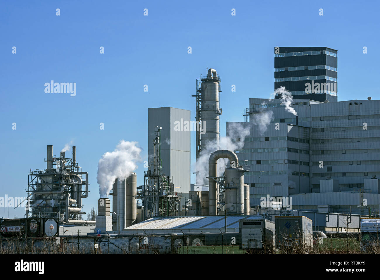 La fumée des cheminées à Industrial Estate montrant la production chimique BASF site dans le port d'Anvers, Belgique Banque D'Images