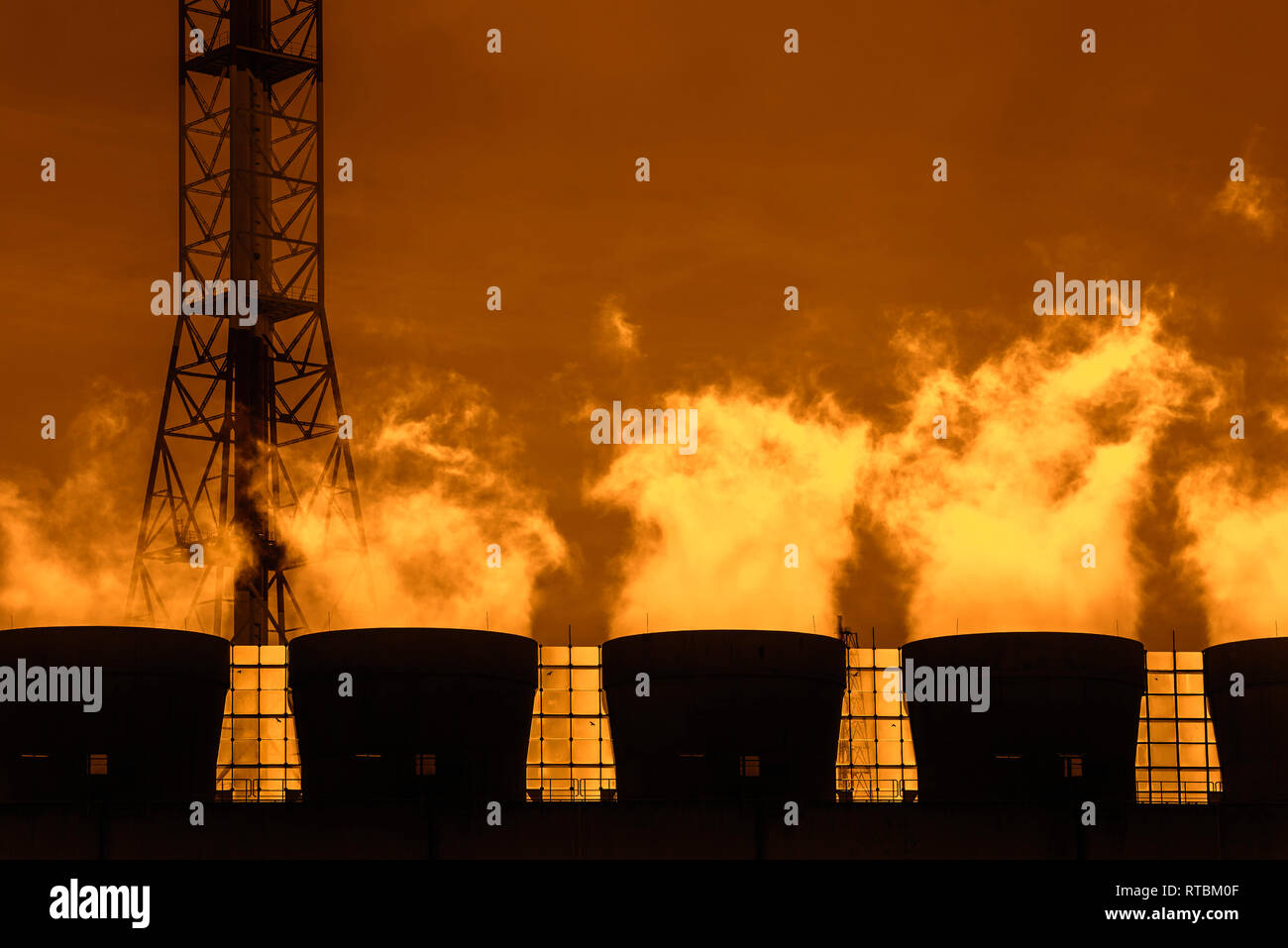 La fumée des cheminées au coucher du soleil à Industrial Estate montrant la production chimique BASF site dans le port d'Anvers, Belgique Banque D'Images
