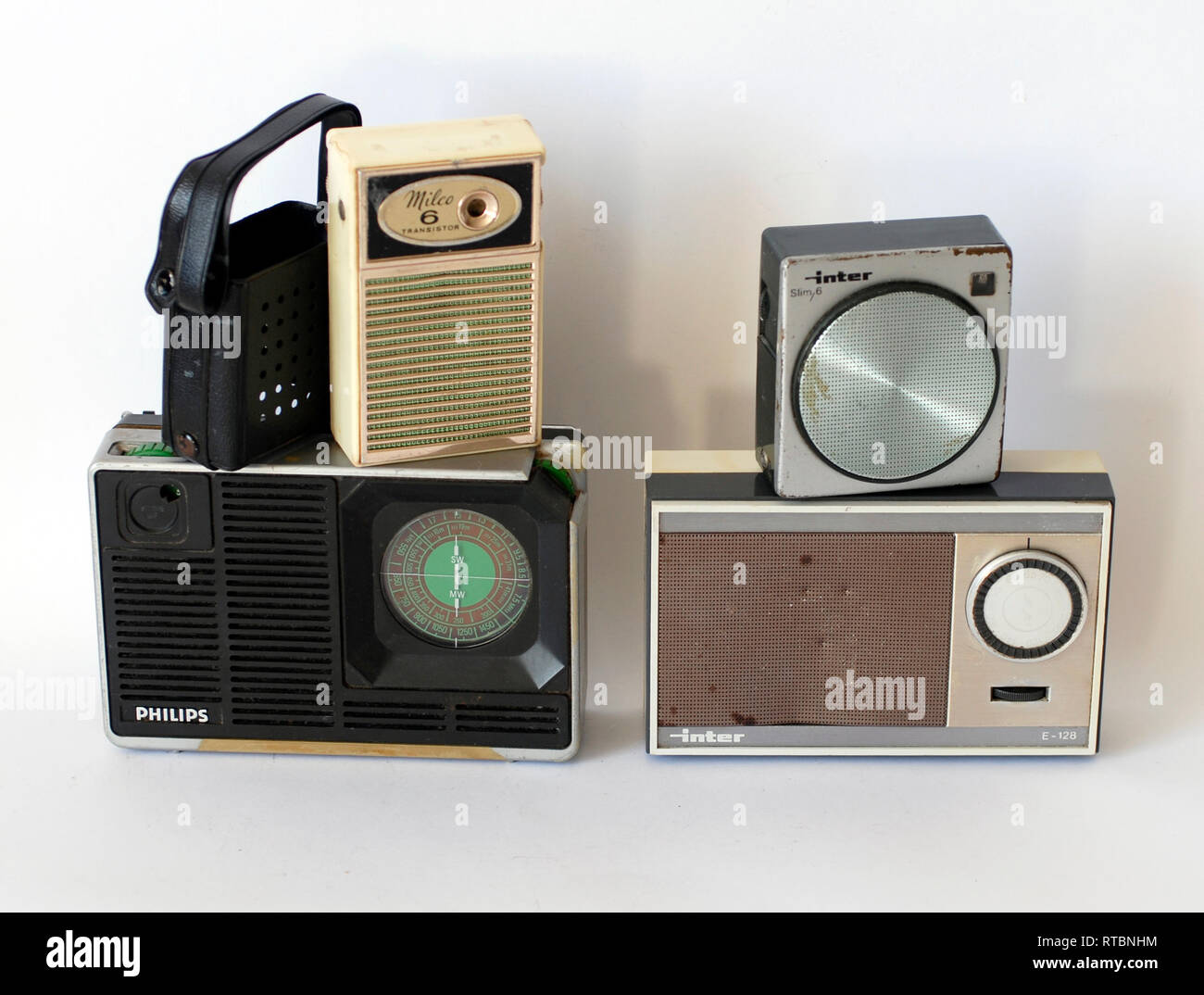 Anciens transistors radio collectables. Différents modèles photographiés sur fond blanc Banque D'Images