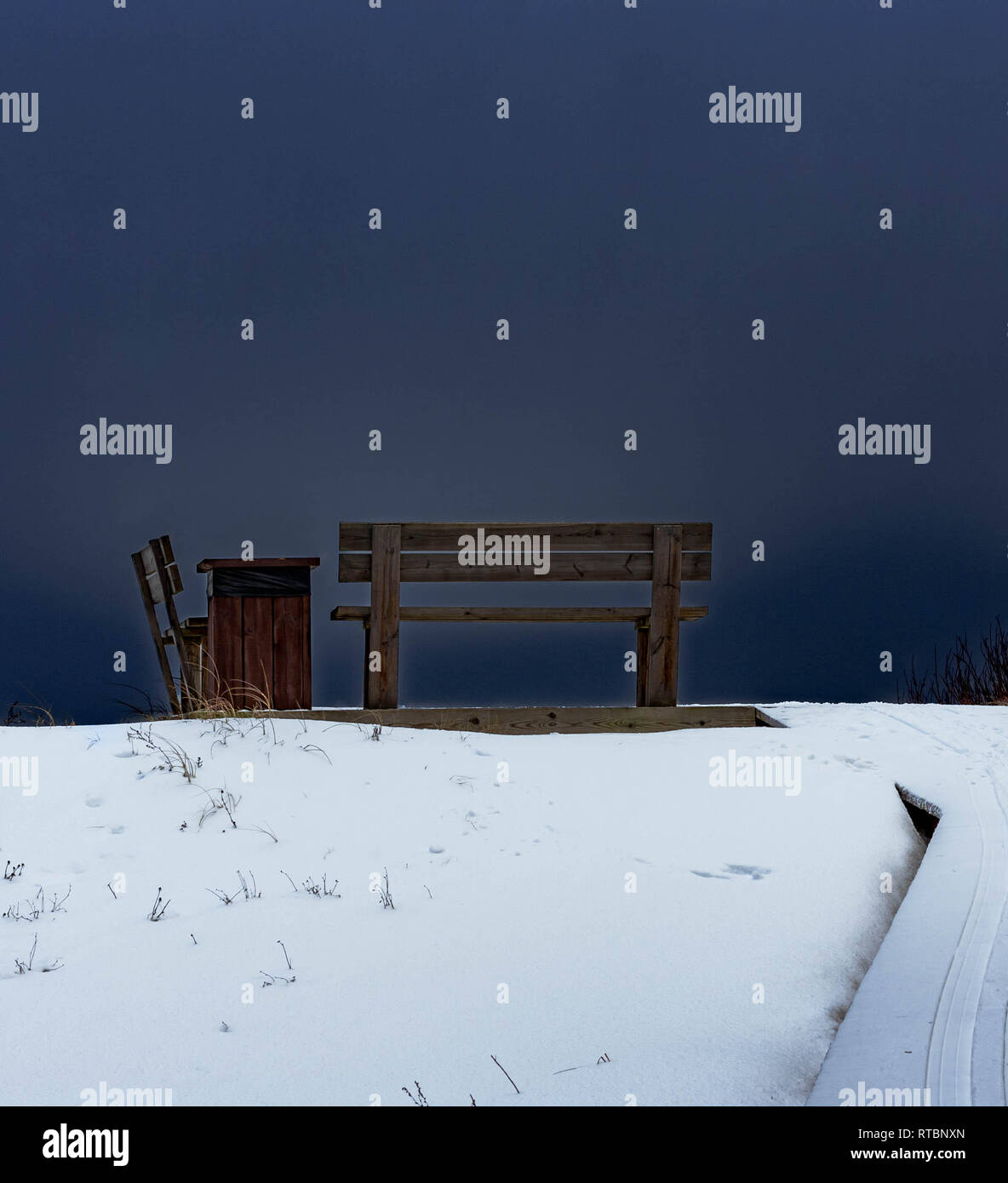 Paysage d'hiver de banc en bois, sur l'image, la Lettonie. Banque D'Images