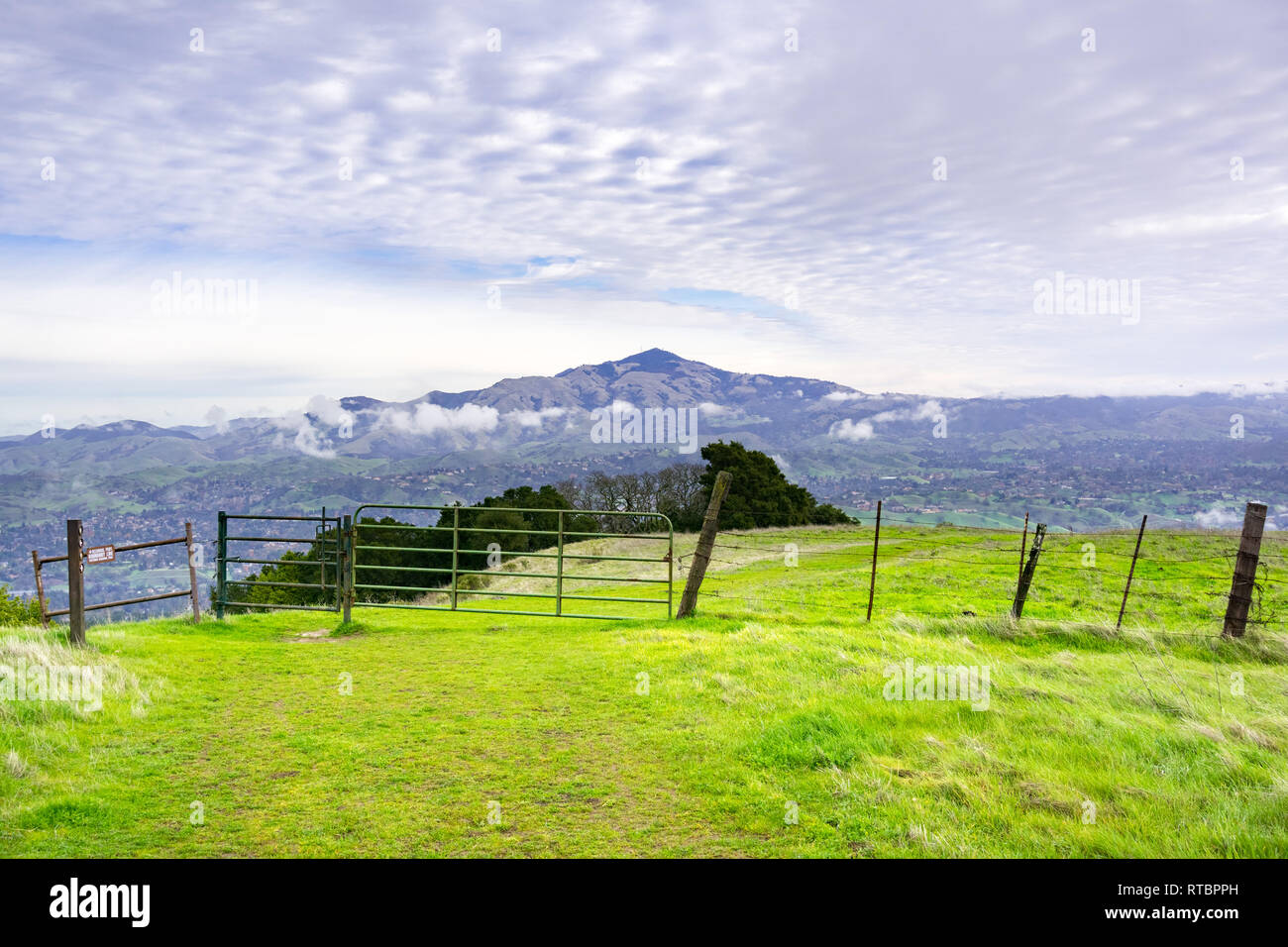 Vue depuis Las Trampas désert régional vers le Mont Diablo sur un jour nuageux, couvert, en Californie Banque D'Images