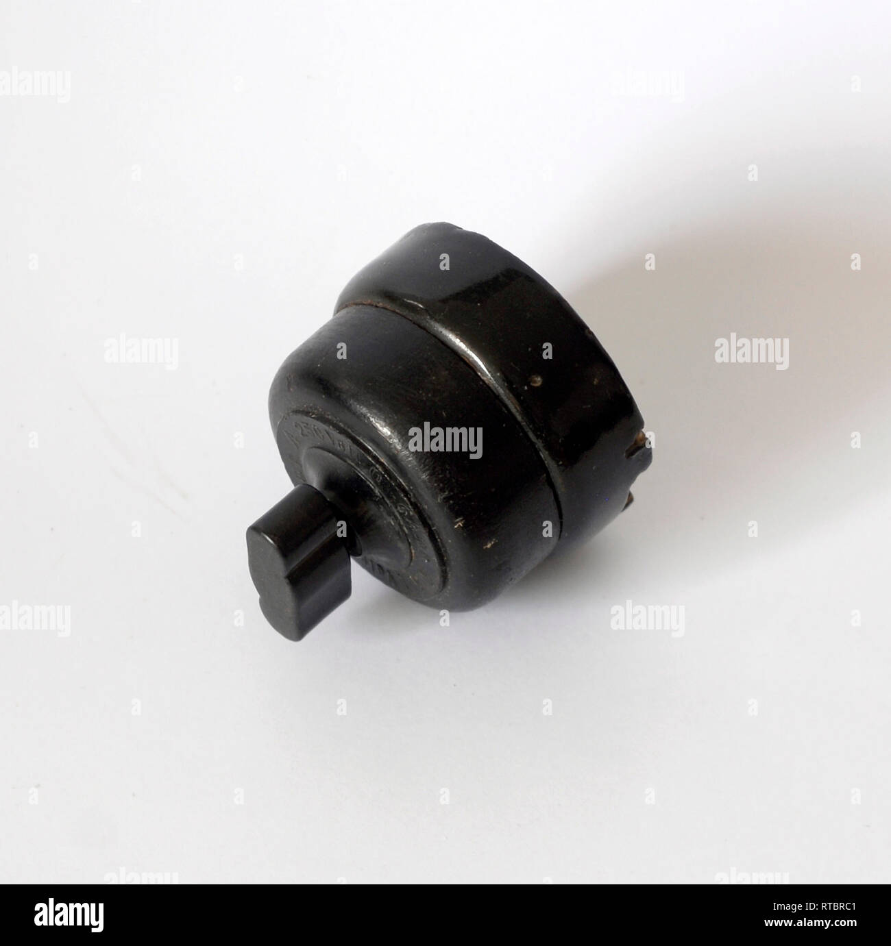 Ancien interrupteur bakélite noir, isolé avec fond blanc Photo Stock - Alamy