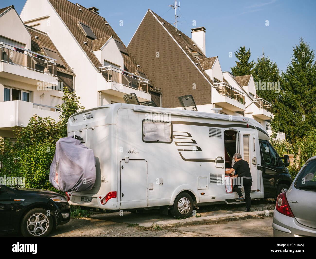 PARIS, FRANCE - Sep 24, 2017 : l'homme à bord d'un VR de roulottes de voyage HYMER en préparation pour les vacances Banque D'Images