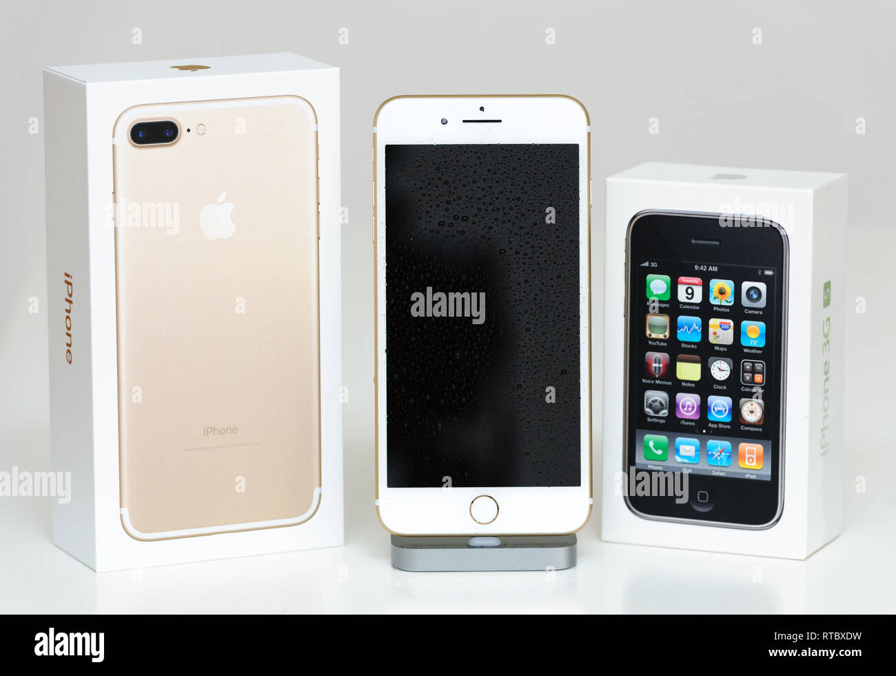 PARIS, FRANCE - Sep 26, 2016 : nouveau Apple iPhone 7 Plus à côté de Old vintage iPhone 3GS - iPhone 7 case est couvert avec de l'eau gouttes téléphone étanche Banque D'Images