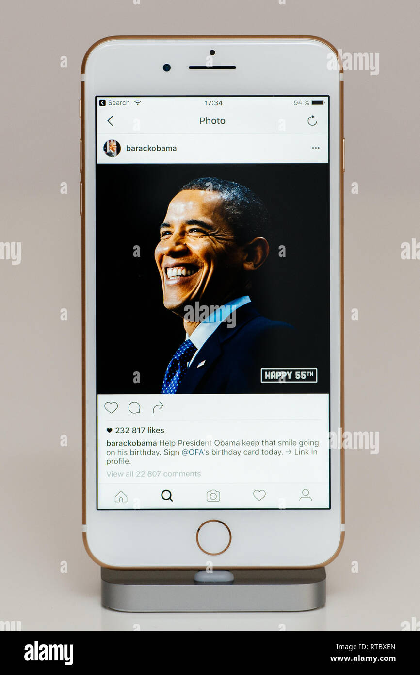 Paris France Sep 26 16 Nouveau Apple Iphone 7 Plus Dans La Station D Apres Deballage Et Test De L Installation Et L Execution De L Application Le Logiciel D Application Barack Obama 55e Anniversaire