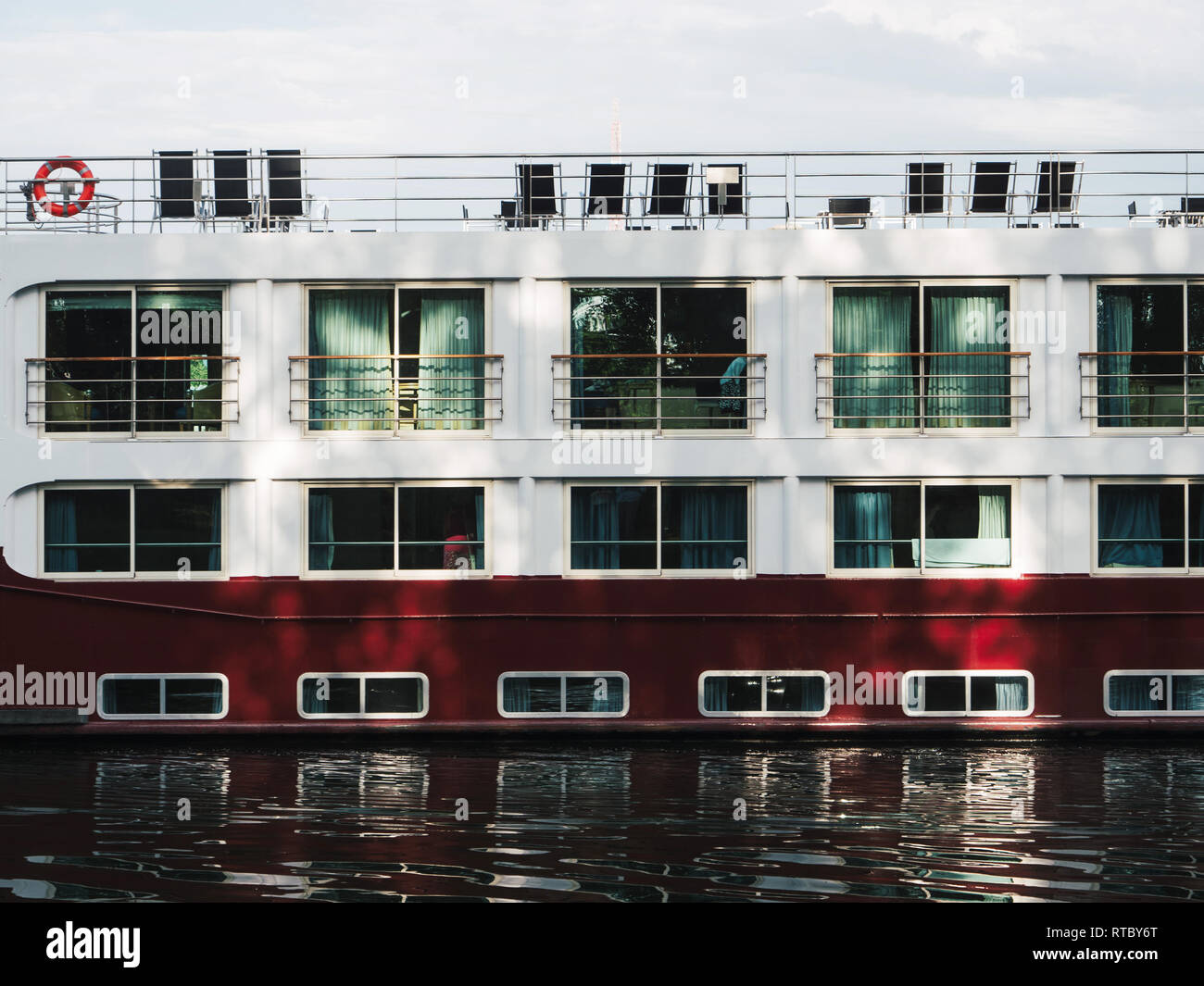 STRASBOURG, FRANCE - 27 juin 2017 : River cruising boat à Strasbourg les chaude journée d'été - MS Sound of Music est un navire de croisière de luxe affrété exclusivement par la porte 1 billet Banque D'Images