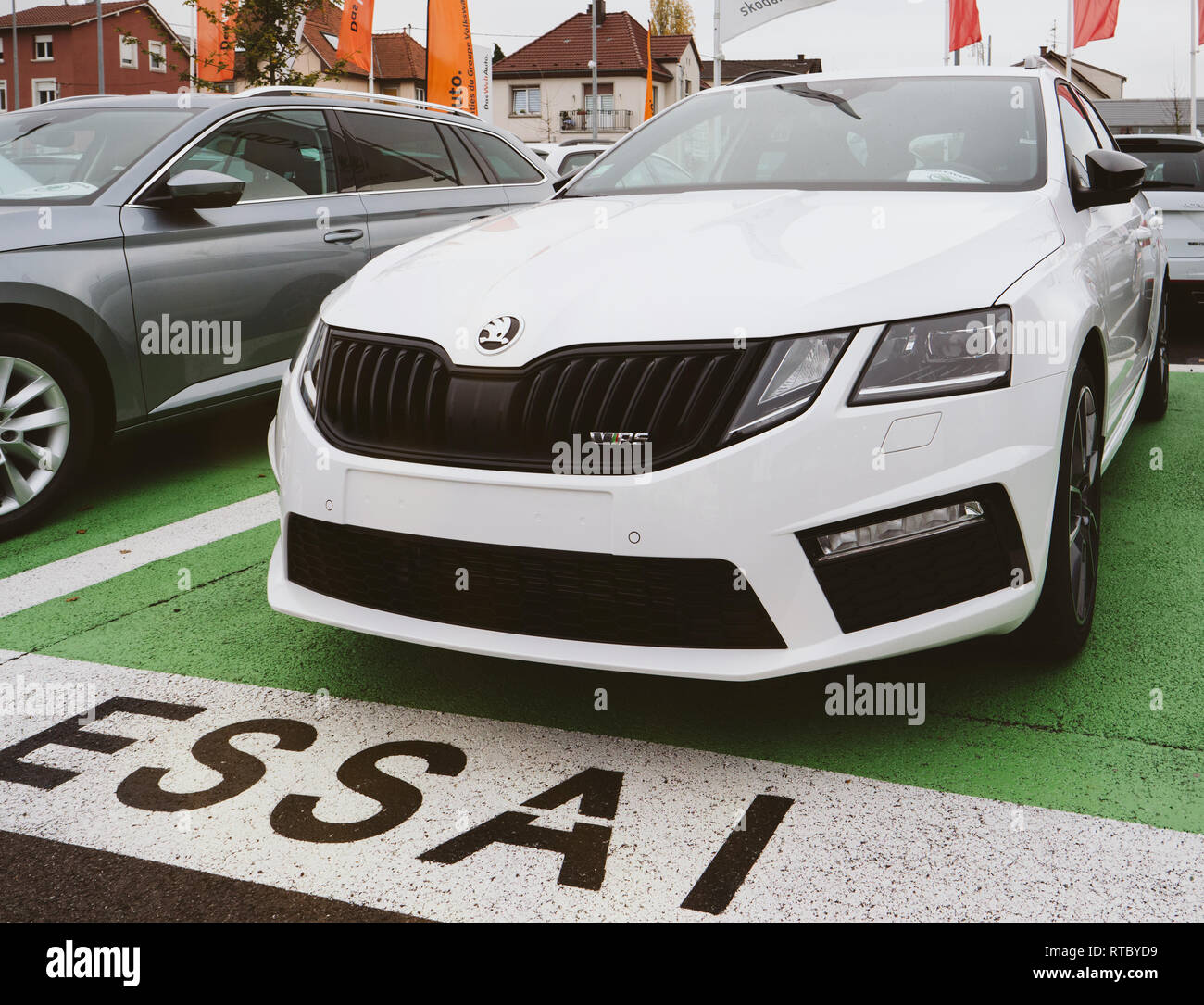 White mercedes car front grill -Fotos und -Bildmaterial in hoher Auflösung  – Alamy