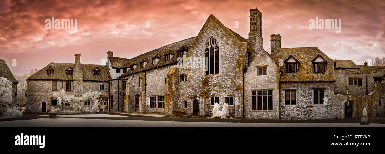 Vue panoramique de la cour à Aylesford Priory à Kent, Royaume-Uni. Photographié en utilisant la lumière infrarouge. Banque D'Images