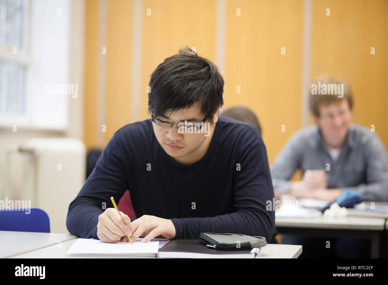 Les adultes dans un autre collège de l'éducation l'étude de l'EFL, l'anglais comme langue étrangère Banque D'Images