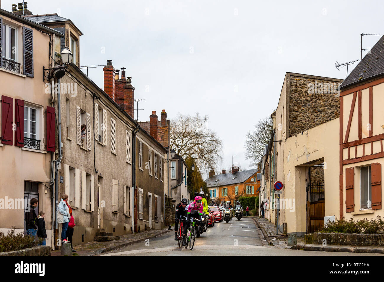 Dampierre-en-Yvelines, France - le 4 mars 2018 : l'échappée (Pierre Rolland, Jurgen Roelandts, Pierre-Luc Perichon) en passant en face d'une traditionnelle Banque D'Images