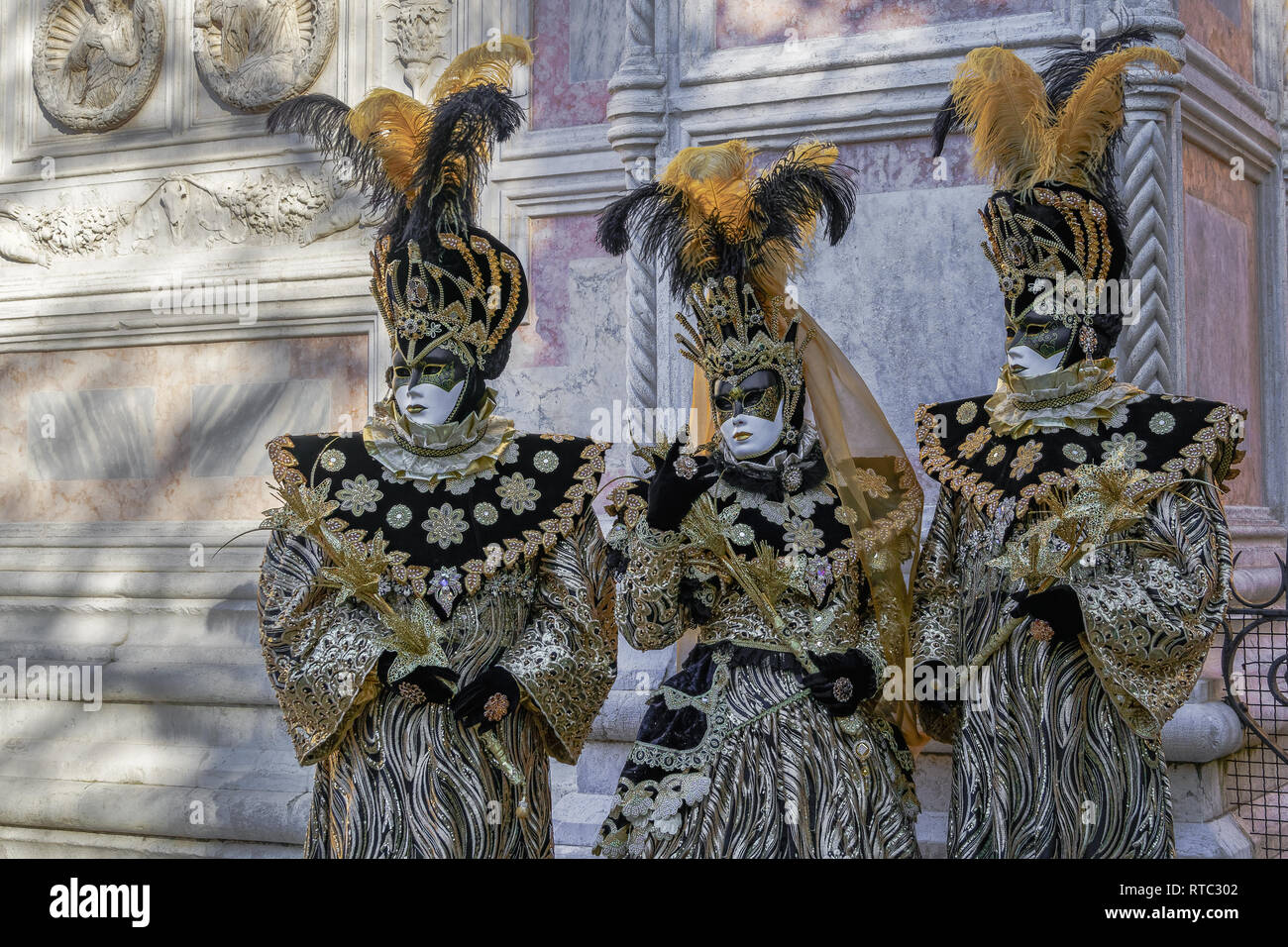 Masque de Carnaval de Venise, Italie costume &pose dans le Campo San Zaccaria.personnes masquées en costume traditionnel posent à une place vénitienne pendant 2019 Carnaval. Banque D'Images