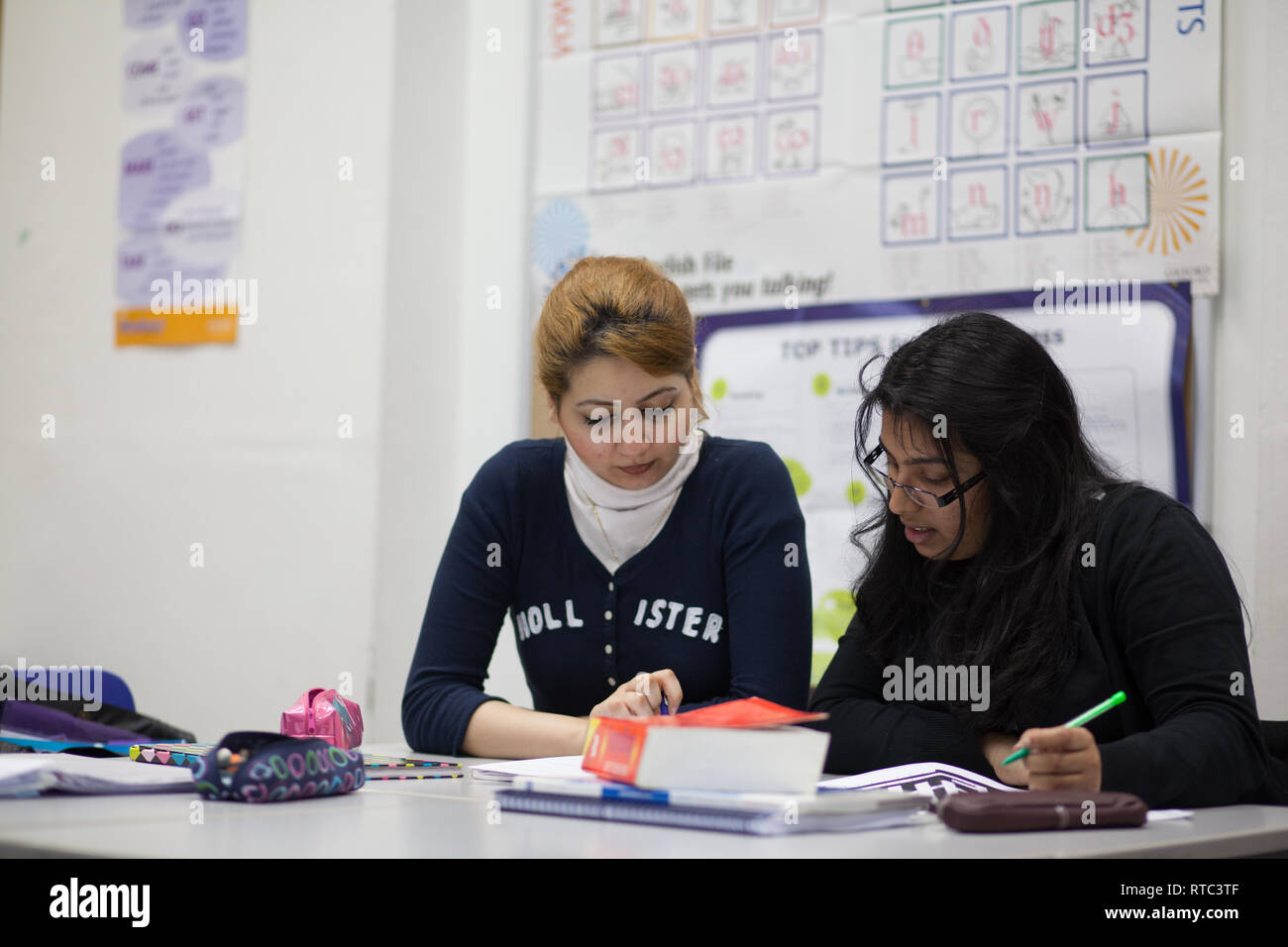 Les adultes dans un autre collège de l'éducation l'étude de l'EFL, l'anglais comme langue étrangère Banque D'Images