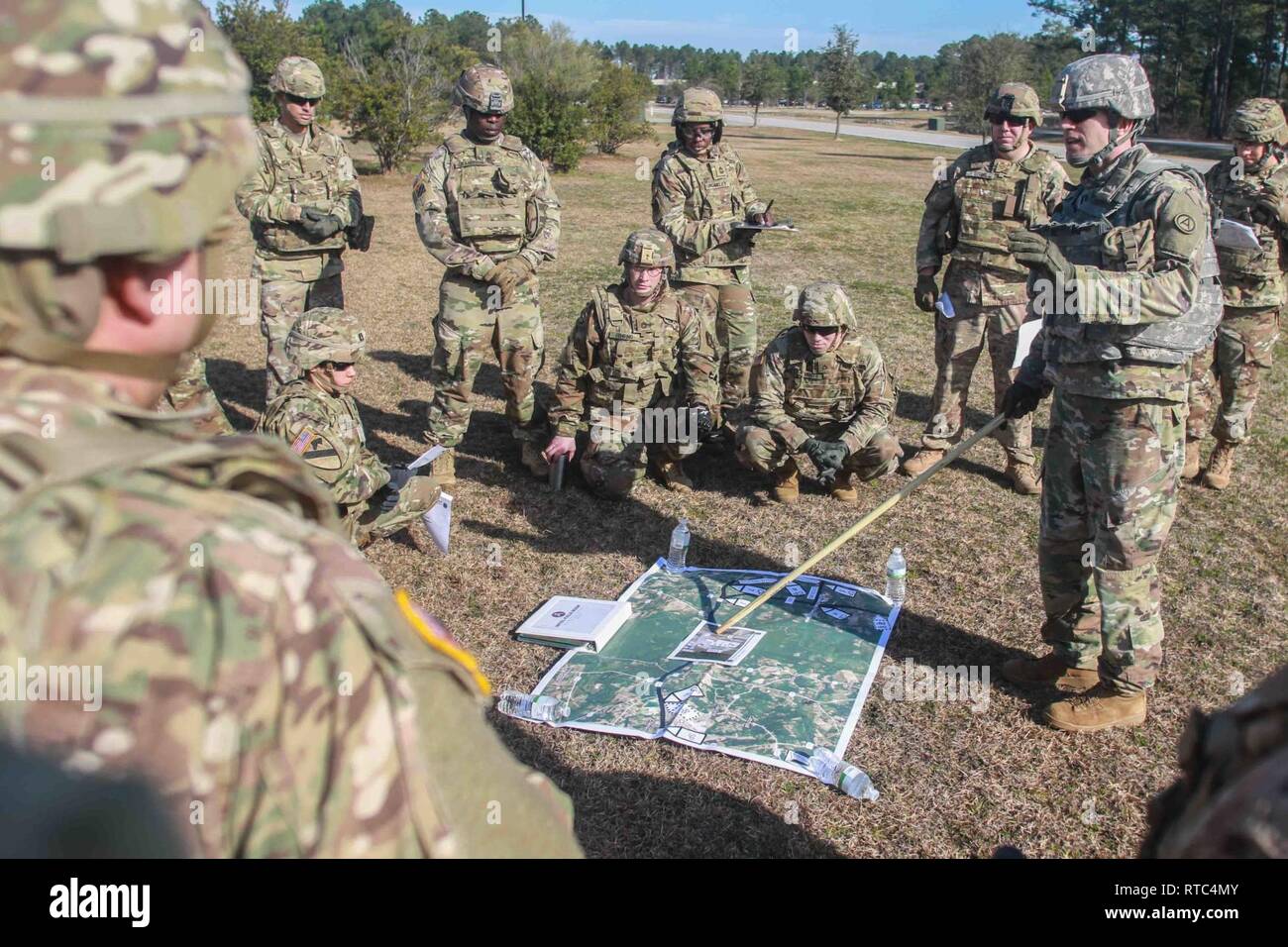 Capt Mark Richardson, responsable de la logistique, 2503RD DLD, U.S. Army, centrale procède à un exposé lors d'un convoi de l'exercice de poste de commandement à Shaw Air Force Base, S.C., le 8 février 2019. La DLD a mené un convoi de tactique Shaw AFB pour mcgrady, Centre de formation. Ils se sont joints aux membres du 151e Bataillon de la Force expéditionnaire du Canada, L.C. (signal de la Garde nationale, et les membres de la 206e DLD, Réserve de l'armée. La formation a été l'occasion pour ces trois différentes composantes de l'armée pour travailler avec le concept de l'Armée totale, établir la connectivité et de tester leurs systèmes de commandement de mission. Banque D'Images