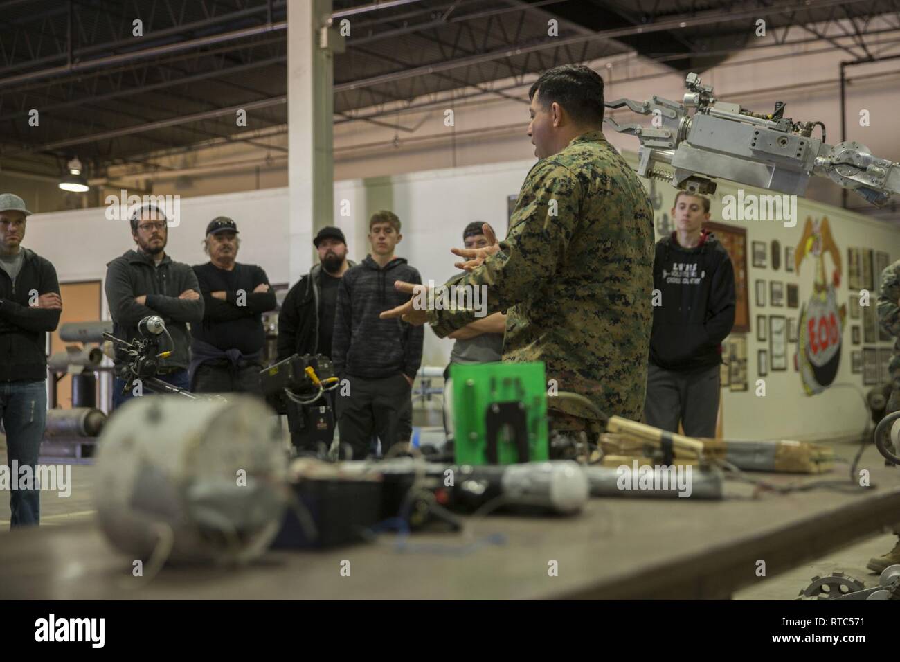 Le jeune Marines et les Boy Scouts de Kingman, Arizona, a rendu visite à Marine Corps Air Station Yuma (MCAS) Le 8 février 2019. Les Marines américains stationnés au MCAS Yuma démontré des explosifs et des munitions (NEM), du Marine Corps Programme d'Arts Martiaux (MCMAP) techniques, le parcours, et le Test d'aptitude au combat (CFT). Les Marines et les jeunes Scouts ont également participé à certains de ces événements. Banque D'Images