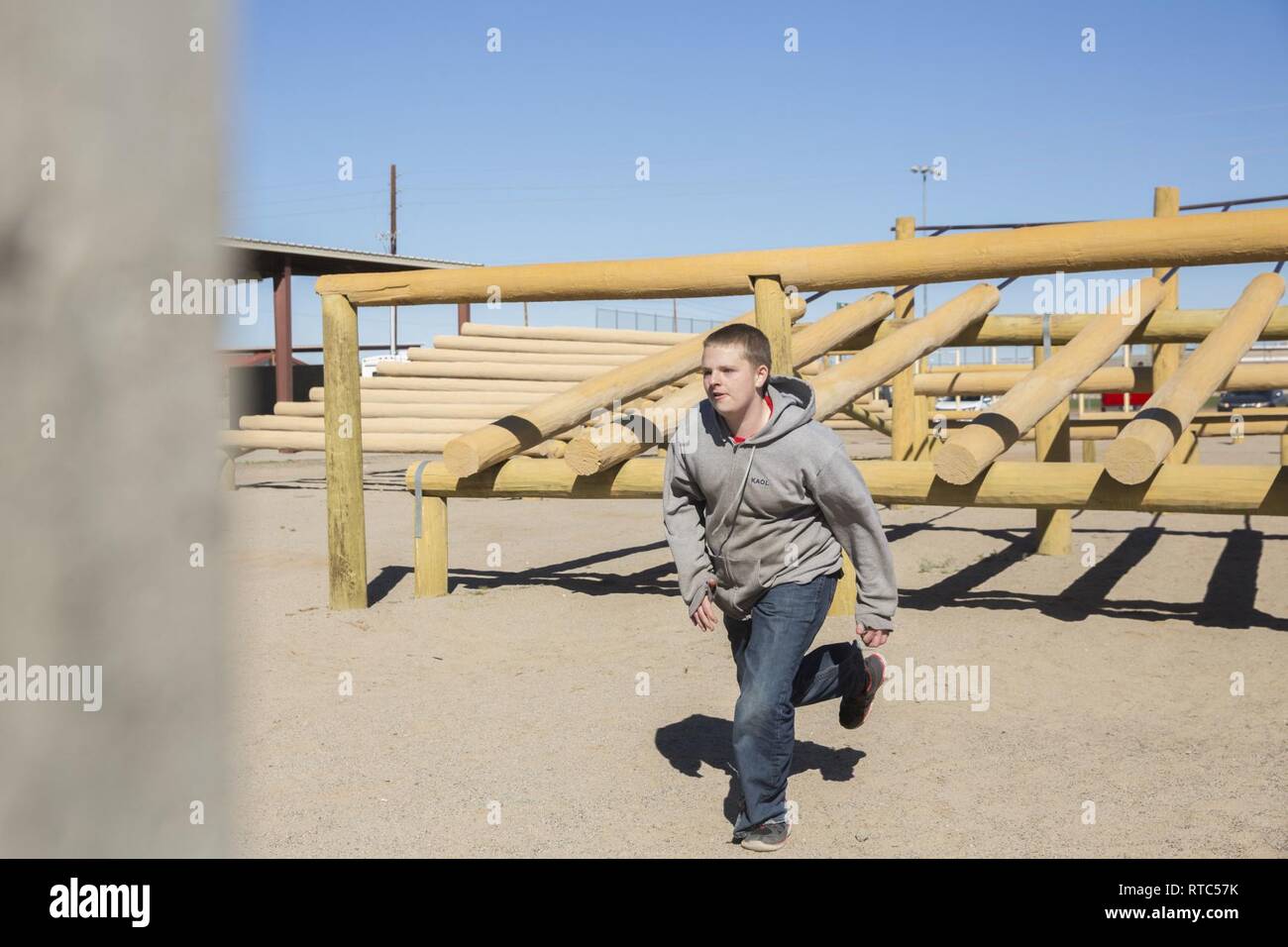 Le jeune Marines et les Boy Scouts de Kingman, Arizona, a rendu visite à Marine Corps Air Station Yuma (MCAS) Le 8 février 2019. Les Marines américains stationnés au MCAS Yuma démontré des explosifs et des munitions (NEM), du Marine Corps Programme d'Arts Martiaux (MCMAP) techniques, le parcours, et le Test d'aptitude au combat (CFT). Les Marines et les jeunes Scouts ont également participé à certains de ces événements. Banque D'Images