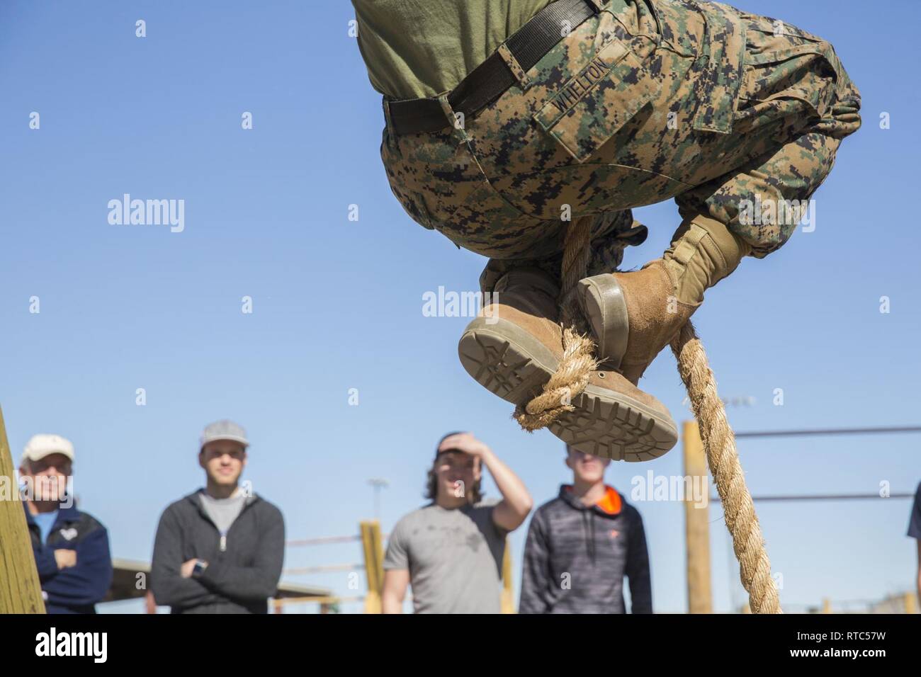 Le jeune Marines et les Boy Scouts de Kingman, Arizona, a rendu visite à Marine Corps Air Station Yuma (MCAS) Le 8 février 2019. Les Marines américains stationnés au MCAS Yuma démontré des explosifs et des munitions (NEM), du Marine Corps Programme d'Arts Martiaux (MCMAP) techniques, le parcours, et le Test d'aptitude au combat (CFT). Les Marines et les jeunes Scouts ont également participé à certains de ces événements. Banque D'Images