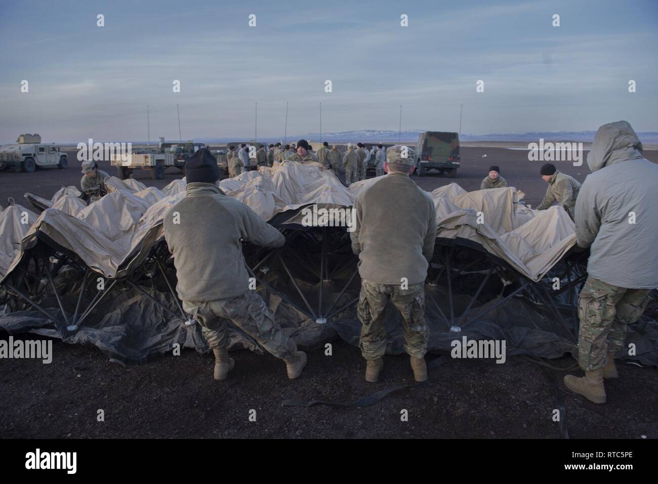 Les soldats de la 116e Signal Corps CBCT, Texas Army National Guard prendre au verger Centre d'instruction au combat pour un exercice sur le terrain en février. Banque D'Images