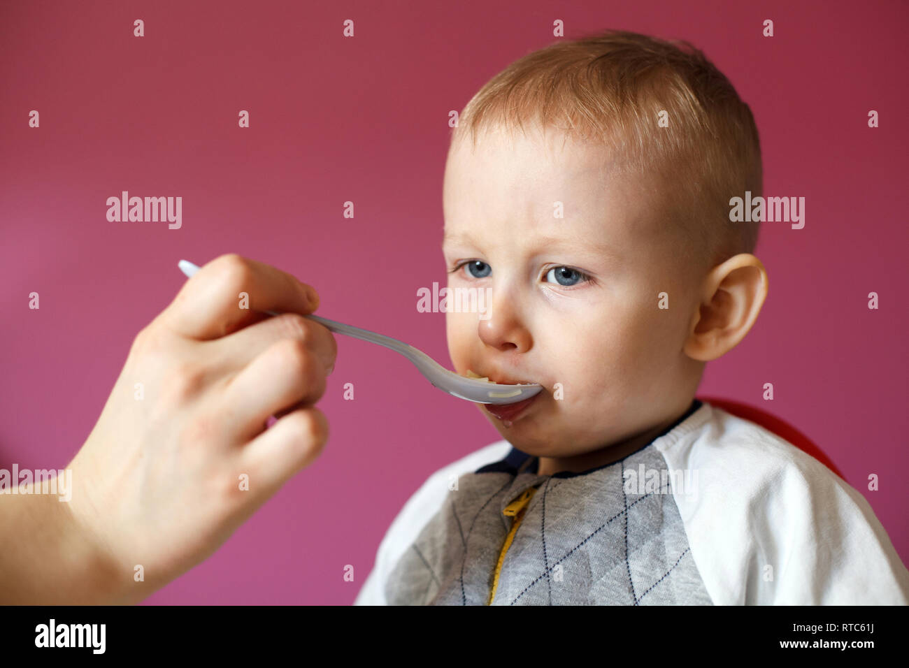 Maman Nourrit Son Bebe Magnifique Avec Une Cuillere Soupe De Poulet Sain Photo Stock Alamy