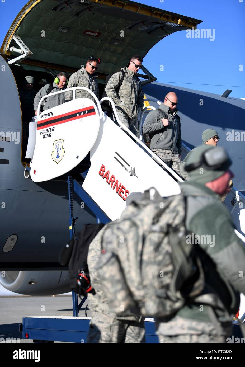 Aviateurs de la 104e Escadre de chasse descendre d'un KC-135 Stratotanker à partir de la 128e Escadre de ravitaillement en vol Milwaukee Wisconsin le 9 février 2019, à la base de la Garde nationale aérienne Barnes, Massachusetts. Les aviateurs de rentrer d'un droit temporaire mission à Patrick Air Force Base où ils ont été formés avec les membres de la 180e Escadre de chasse de Toledo en Ohio. Banque D'Images