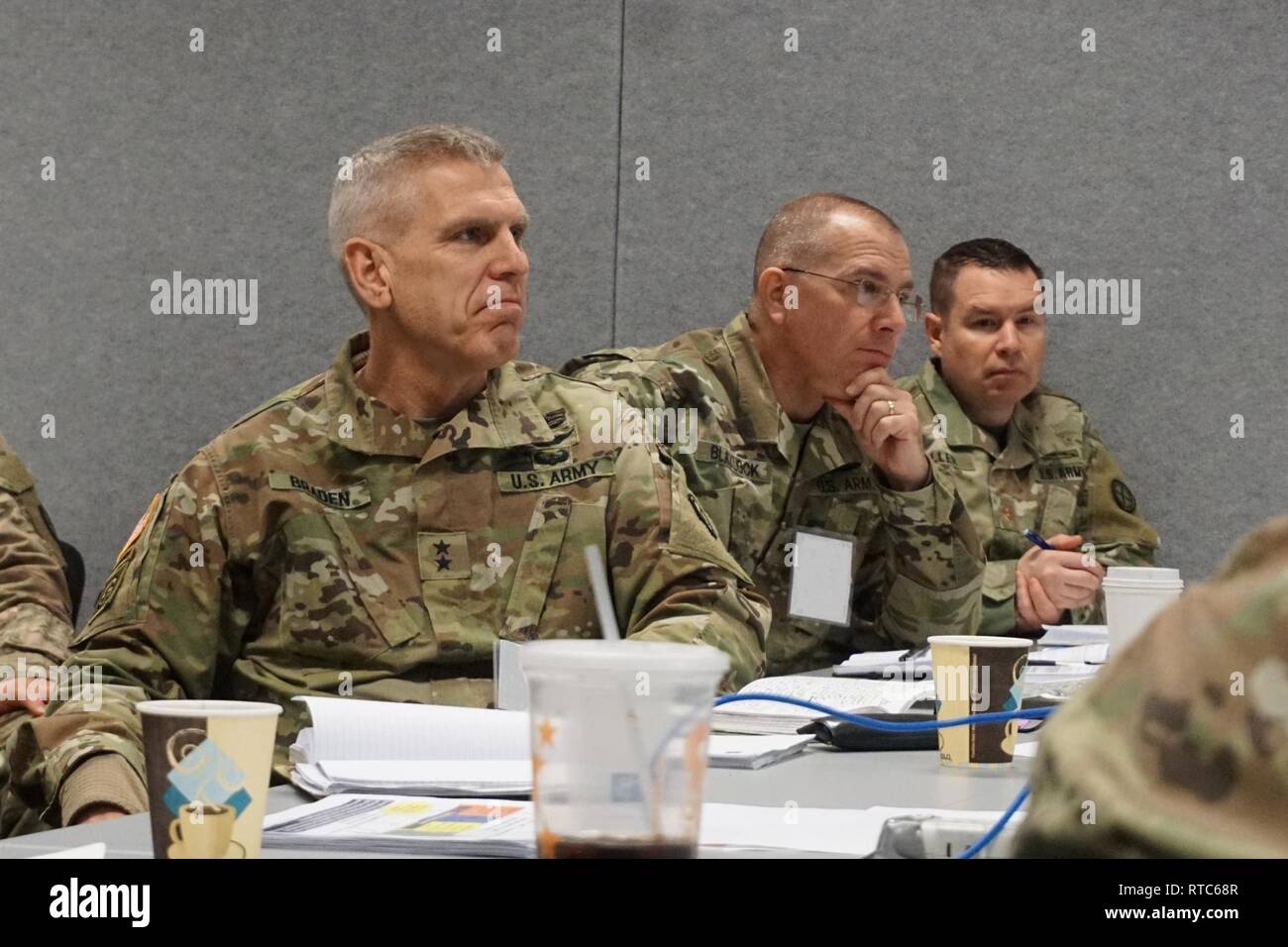 Le général Viktor J. Braden, commandant de la 35e Division d'infanterie, donne son discours de clôture au cours de la mi-parcours après action de l'exercice pour les soldats de Fort Bragg, NC, le 9 février, 2019. La réserve-composante 35e ID agit comme une cellule d'intervention pour le service actif 82nd Airborne Division conformément à la politique de la Force totale de l'armée. Banque D'Images