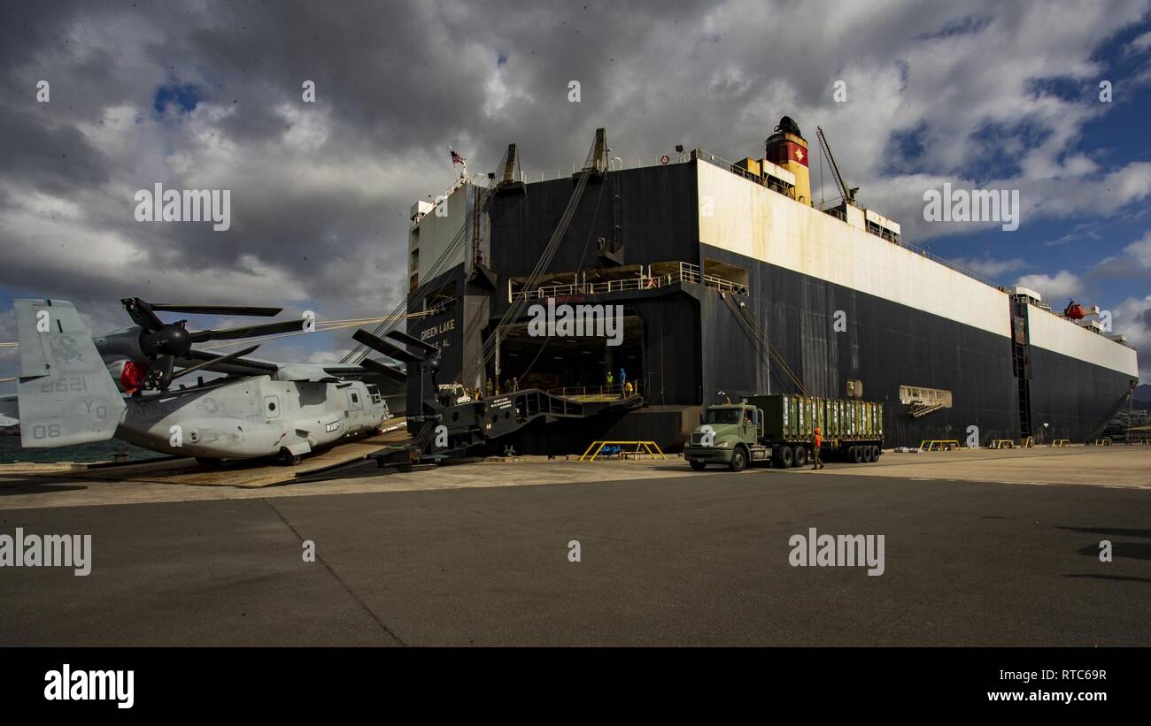 Les Marines américains avec l'escadron 268 à rotors basculants moyen maritime (VMM-268) chargement d'un MV-22B Balbuzard pêcheur sur un navire à bord de Pearl Harbor, New York, 6 février 2019. L'aéronef sont chargées à bord d'un navire pour être transportés pour leur déploiement à venir. Banque D'Images