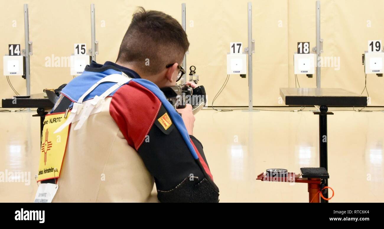 D'Anniston, Alabama), (9 février 2019) - les officiers subalternes de réserve de la Marine (Corps d'entraînement des cadets de l'Hohnstreiter NJROTC) Josué, de Manzano High School à Albuquerque, Nouveau Mexique, à sa cible au cours de la Division de précision partie de la carabine à air NJROTC en Championnat d'Anniston, Alabama), 8 et 9 février. Manzano High School est le runner-up unité dans la Division de précision partie de la concurrence qui comprenait près de 200 cadets NJROTC des écoles secondaires à travers les Etats-Unis. Banque D'Images